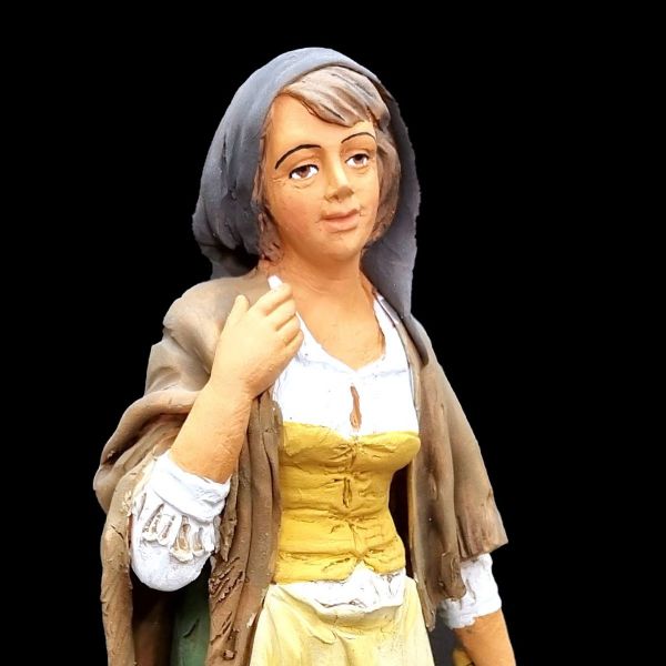 Imagen de Mujer con gallina Belén Velardita 26 cm siciliano terracota 