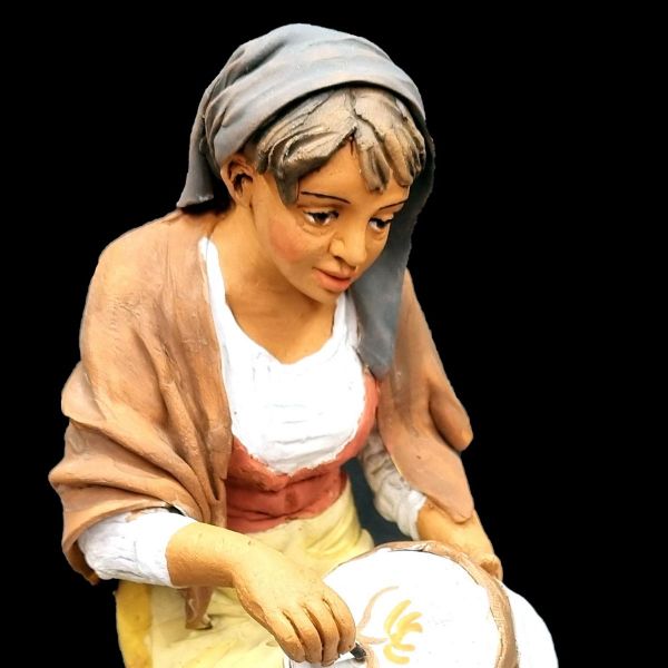 Imagen de Mujer bordando cm 26 (10,2 inch) Pesebre Siciliano Velardita en terracota 