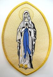 Immagine di Applicazione Ricamata ovale Mariana Madonnina cm 15x21 (5,9x8,3 inch) su Tessuto di Raso Avorio Chorus Emblema per Paramenti liturgici