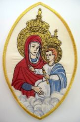 Imagen de Aplicación bordada oval Mariana Madonna con Nubes cm 11,8x19,4 (4,6x7,6 inch) en Tejjido de Raso Marfil Chorus Emblema para Vestiduras litúrgicas