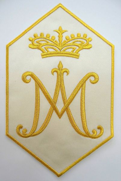 Immagine di Applicazione Ricamata esagonale Simbolo Mariano M e Corona cm 19,2x31,3 (7,6x12,3 inch) su Tessuto di Raso Avorio Chorus per Paramenti