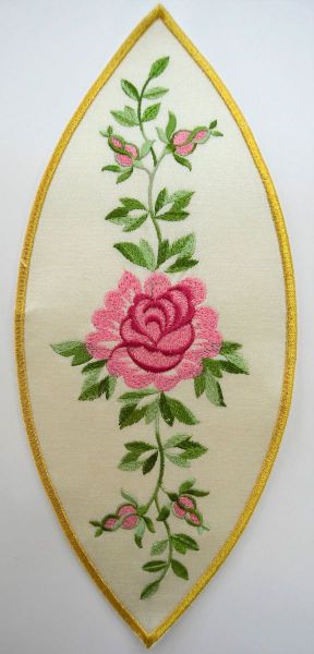 Immagine di Applicazione Ricamata ovale Mariana Rose cm 14x32,6 (5,5x12,8 inch) su Tessuto di Raso Avorio Chorus Emblema per Paramenti liturgici