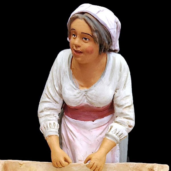 Imagen de Mujer amasando con Madia Belén Velardita 21 cm siciliano terracota 
