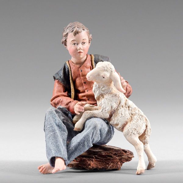 Imagen de Niño sentado con Cordero 14 cm (5,5 inch) Pesebre campesino Rustika de madera con trajes de tela