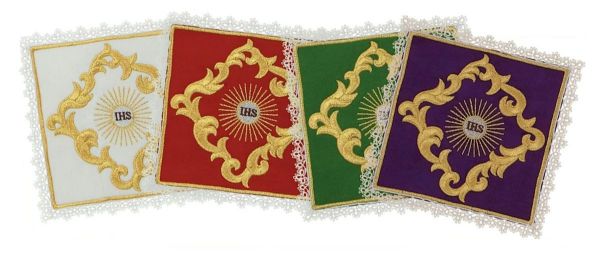 Immagine di Palla Copricalice Chorus quadrata in Raso di Seta con Merletto e Ricamo IHS Ostia - Bianco Rosso Verde Viola