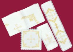 Immagine di Servizio Messa Completo Chorus 4 pezzi in puro Lino Bianco Ricamo Croce Gigliata con filati in Oro e Merletto