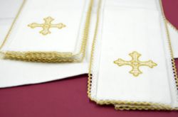 Immagine di Servizio Messa Completo Chorus 4 pezzi misto Lino Bianco Ricamo Croce con filato 4 colori liturgici