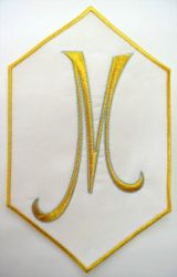 Immagine di Applicazione Ricamata Chorus Esagonale grande Mariana "M" oro cm 19x31 cm su Tessuto di Raso Bianco
