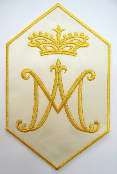 Immagine di Applicazione Ricamata Chorus Esagonale Mariana “M” e Corona oro cm 19x31 su Tessuto di Raso Bianco