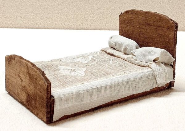 Picture of Handmade wooden bed for 2,4 inch nativity scene