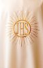 Imagen de Casulla barata tela Vaticana cuello anillo bordado IHS lúrex oro delante y detrás