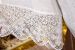Immagine di Camice liturgico barocco puro lino con merletto macramè - Bianco
