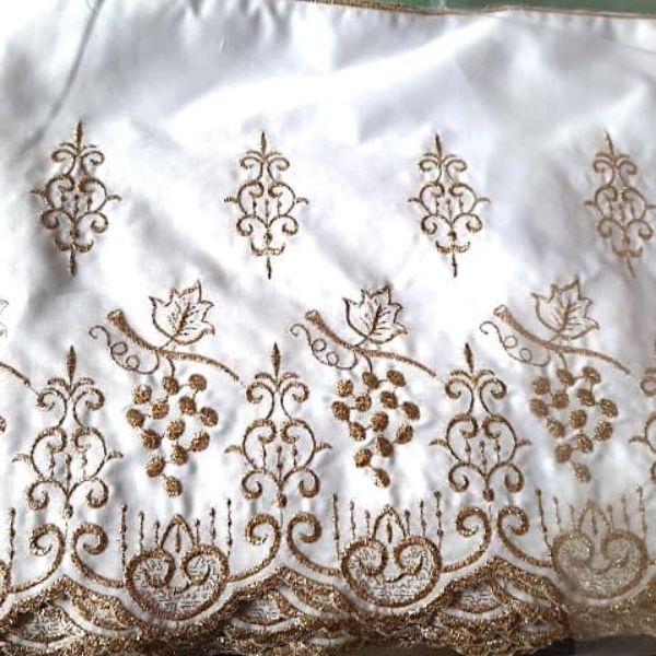 Immagine di Pizzo Mussola ricamo H CM.27 Grappolo Uva Bianco Oro