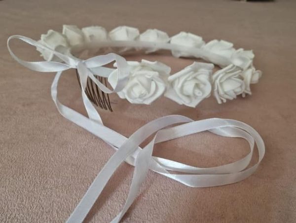 Imagen de Corona para Primera Comunión con rosas y peine - Blanca