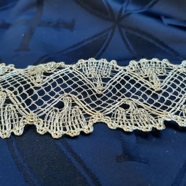 Picture of Gold Liturgical double-fan-shaped Trim H. 4,5 cm (1,2 inch) viscose & metal