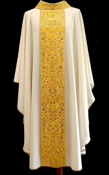Imagen de Casulla sacerdotal con bordado barroco muy recargado y strass