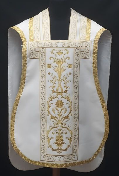 Immagine di Pianeta liturgica in raso con ricamo oro e gallone oro sul perimetro