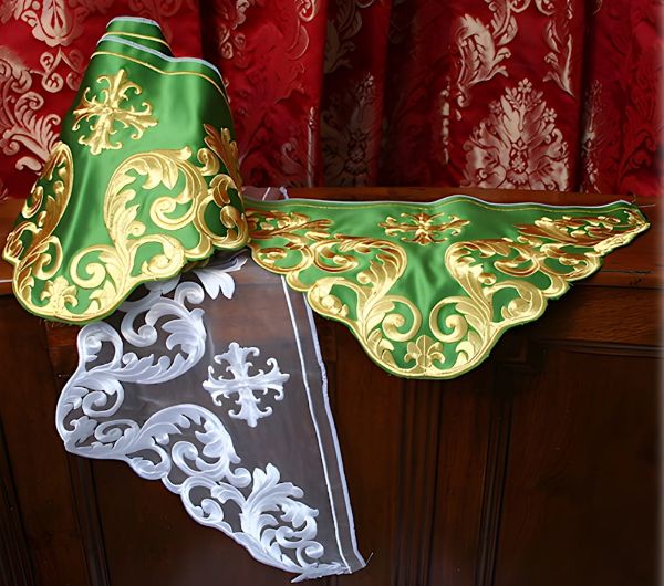 Immagine di Pizzo per tovaglia Altare ricamato in filato oro su raso 22 cm