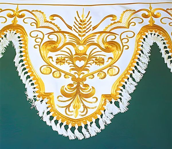Immagine di Pizzo sacro con ricchissimo ricamo oro e paillettes 45 cm