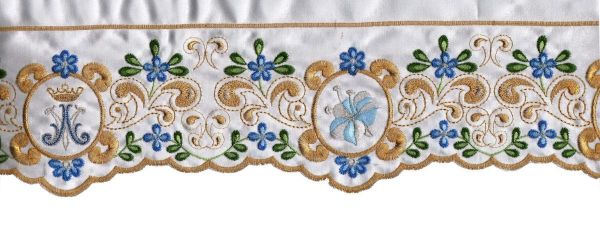 Immagine di Pizzo Mariano con ricamo in filato oro e colore su raso 12 cm
